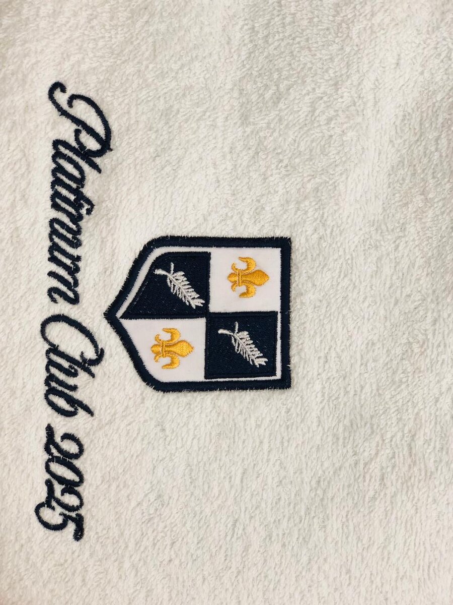 Serviette brodée Platinum Club pour hôtellerie haut de gamme, par Alias Broderie