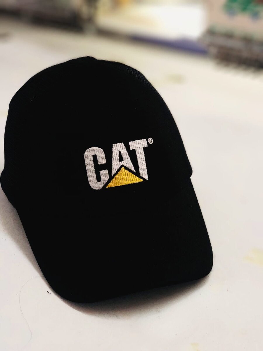 Casquette CAT brodée avec patch thermocollant, réalisée par Alias Broderie